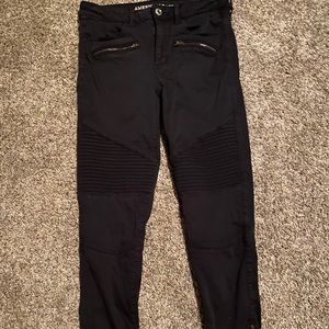 Black skinny jeans with zipper details